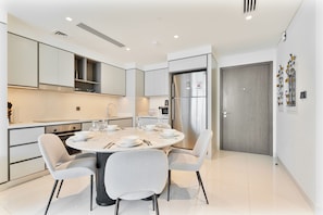 Appartement Premium, balcon, vue baie | Restauration dans la chambre