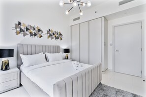 Premium Apartment, Balcony, Bay View | Peti besi dalam bilik, langsir/tirai gelap terus, kalis bunyi