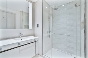 Premium Apartment, Balcony, Bay View | Bilik Mandi | Gabungan pancuran/tab mandi, pengering rambut, tuala disediakan, sabun