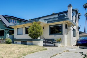 Interior - Stroll to SF Bay Beaches! Cozy Home in Alameda (Alameda)