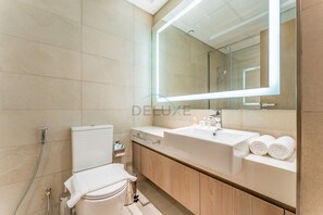 Shower, hair dryer, bidet, towels