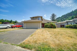 House (4 Bedrooms) | Interior - Walk to Hiking Trails: Renton Home w/ Fenced Yard! (Renton)