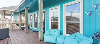 Walk to the Ocean: Family Retreat in Crystal Beach