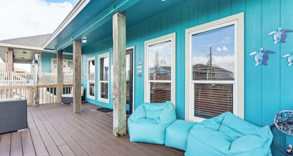 Walk to the Ocean: Family Retreat in Crystal Beach