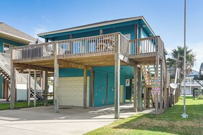 Interior - Walk to the Ocean: Family Retreat in Crystal Beach (Port Bolivar)