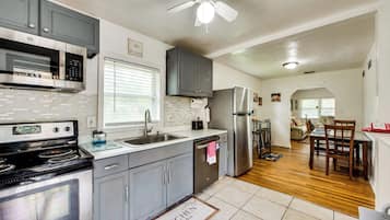 House (3 Bedrooms) | Interior