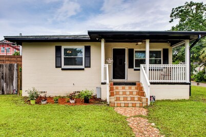 Walkable to FSU Campus: Cozy Retreat w/ Deck!