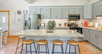 Private Hot Tub, Deck! Group Getaway in Friendship