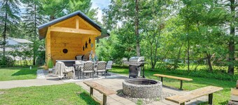 Private Hot Tub, Deck! Group Getaway in Friendship