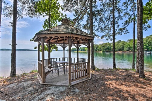 Clemson Game Retreat: Lakefront Keowee Key Condo