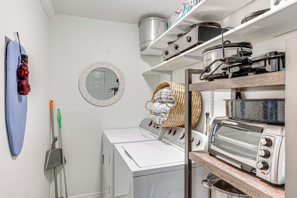 Un espace buanderie équipé d’un lave-linge, d’un sèche-linge, d’un four à micro-ondes et d’un four grille-pain.