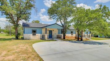 Apartment (3 Bedrooms) | Front of property