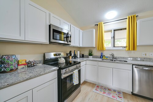 Greenville Getaway: Close to Campus + Stadium!