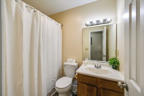 Interior - Pirate Game Day Base: Greenville Home Near Campus! (Greenville)