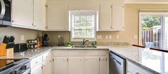 6 Mi to Med District: Greenville Home w/ Yard