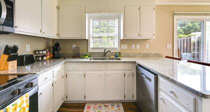 6 Mi to Med District: Greenville Home w/ Yard