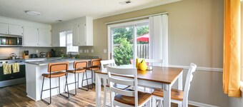 6 Mi to Med District: Greenville Home w/ Yard