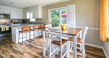 6 Mi to Med District: Greenville Home w/ Yard