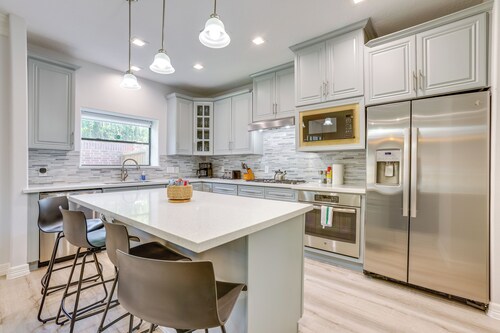 Yard & Workspaces: Luxe Duplex Unit in Houston