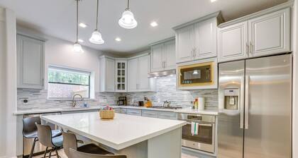 Yard & Workspaces: Luxe Duplex Unit in Houston