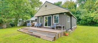 Walk to Cranberry Lake: Quaint Family Cottage