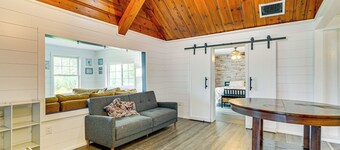 Walk to Cranberry Lake: Quaint Family Cottage