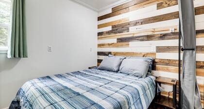 Tiny Woodland Cottage Retreat w/ Yard in Pelkie