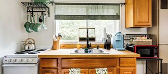 Tiny Woodland Cottage Retreat w/ Yard in Pelkie