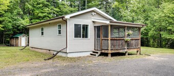 Tiny Woodland Cottage Retreat w/ Yard in Pelkie