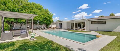 House (4 Bedrooms) | Front of property