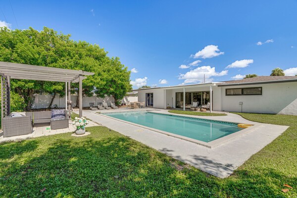 1 Mi To Beach: Modern Cape Coral Home W/ Pool - Sanibel Island, FL