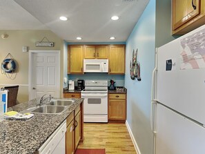 Køleskab, mikrobølgeovn, ovn, kogeplade