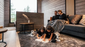 Ein modernes Interieur mit einer Holzwand, einer Couch und einem Essbereich.