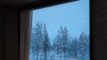 Deluxe Suite | Travel crib, free WiFi, bed sheets