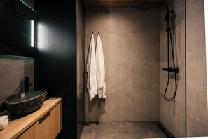 Deluxe Suite | Bathroom | Shower, hair dryer, towels, soap
