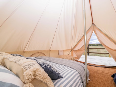 1 bedroom, individually decorated, individually furnished. Bell 2