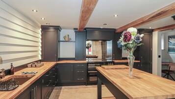 Cottage | Private kitchen | Dishwasher, cookware/dishes/utensils