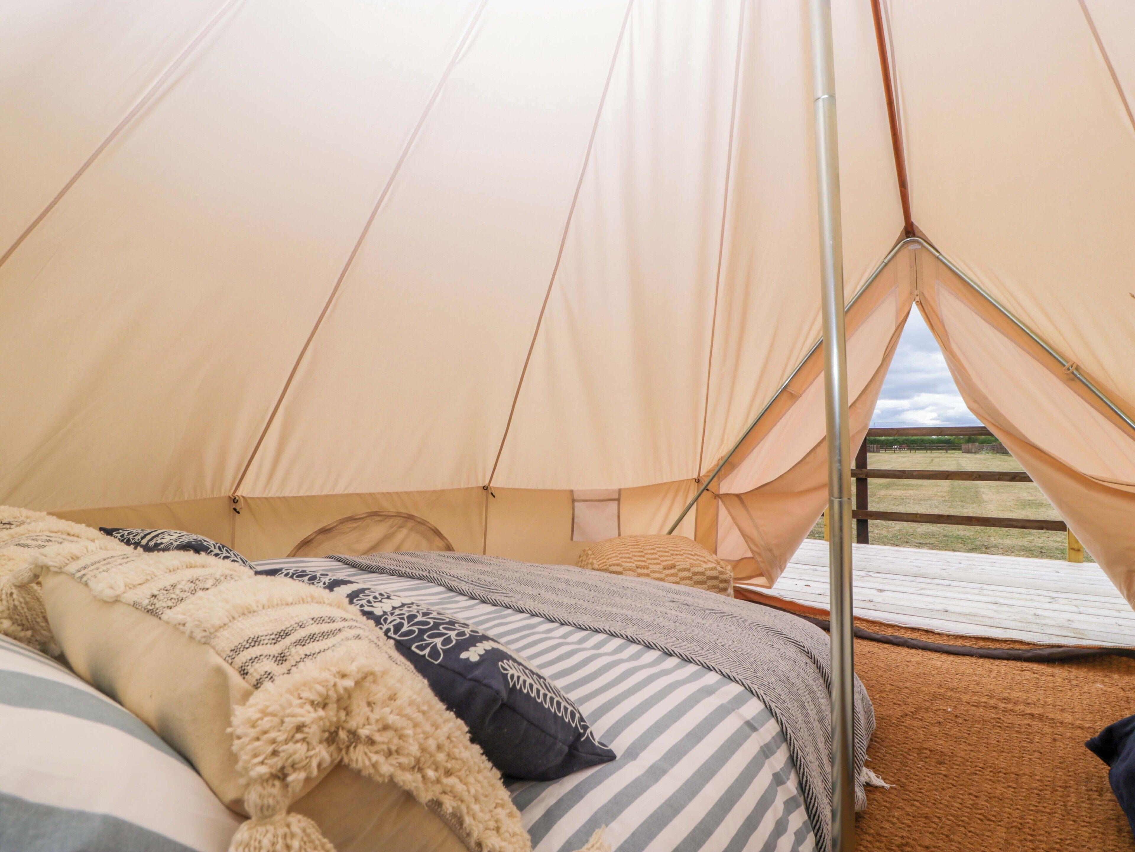 1 dormitori, decoració individual i mobiliari individual 