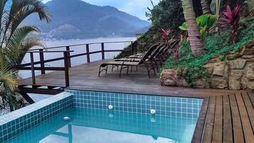 Piscina externa, guarda-sóis, espreguiçadeiras