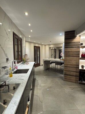 Refrigerador, horno, parrilla de estufa y lavavajillas 