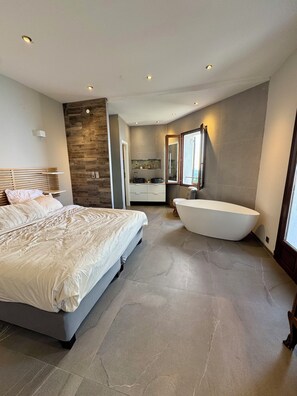 4 bedrooms, desk, iron/ironing board, WiFi