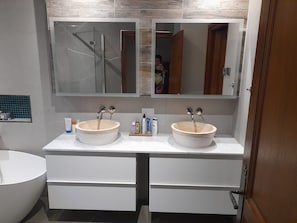 Douche, séchoir à cheveux, bidet, serviettes fournies