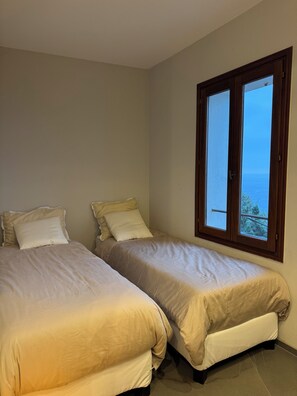 4 habitaciones, escritorio, tabla de planchar con plancha y wifi 