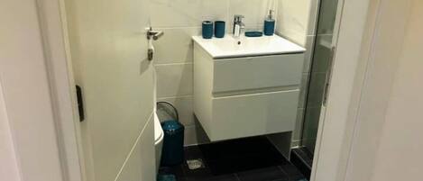 Douche, serviettes fournies, savon, papier toilette