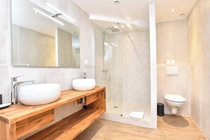 Dusche, Haartrockner, Handtücher