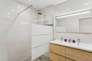 Douche, séchoir à cheveux, serviettes fournies