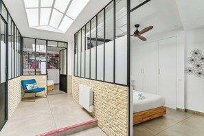 4 bedrooms, iron/ironing board, WiFi, bed sheets