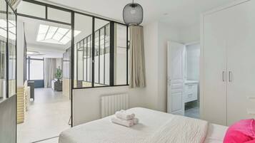 4 bedrooms, iron/ironing board, WiFi, bed sheets