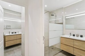 Shower, hair dryer, towels