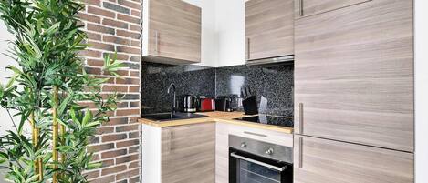 Réfrigérateur, micro-ondes, four, plaque de cuisson